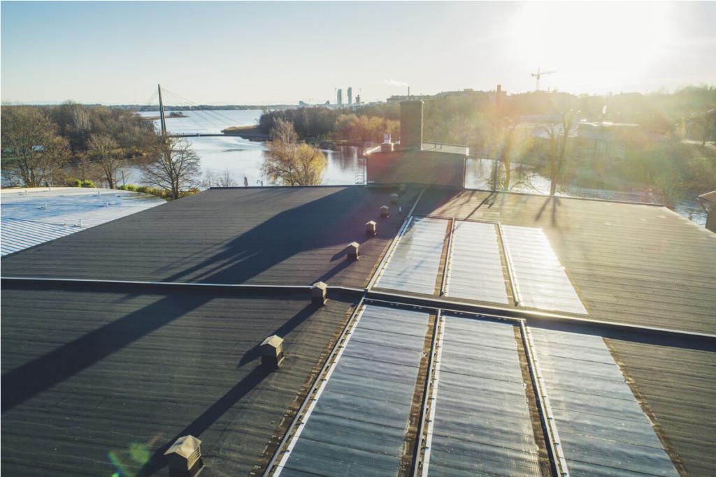 Aurinkopaneeleja Tekniikan museon katolla. Kuva: Lauri Rotko.