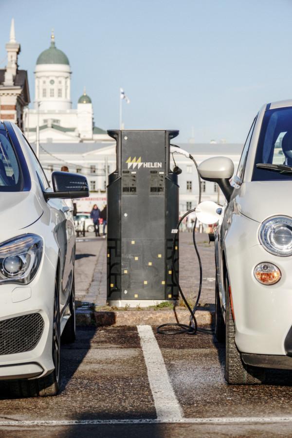 Kaksi sähköautoa latauksessa Tuomiokirkon edessä.